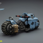 【予約商品】ジョイトイ JoyToy Source 1/18 『ウォーハンマー40K』スペースウルフ レイダーパターン コンバットバイク ツインリンクド・ボルトライフル付き